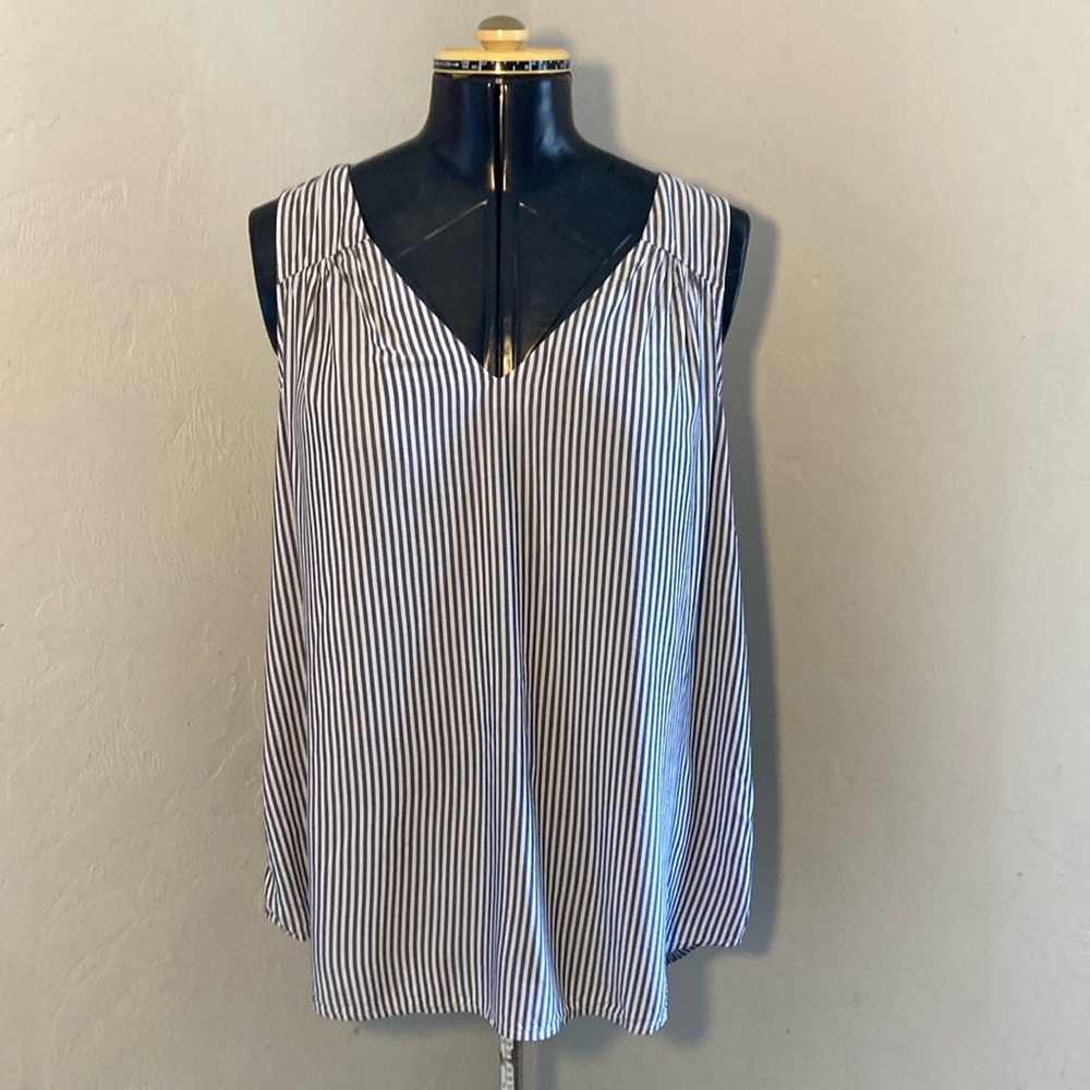 Old Navy Striped Sleeveless V-neck Top - Picture 1 of 16